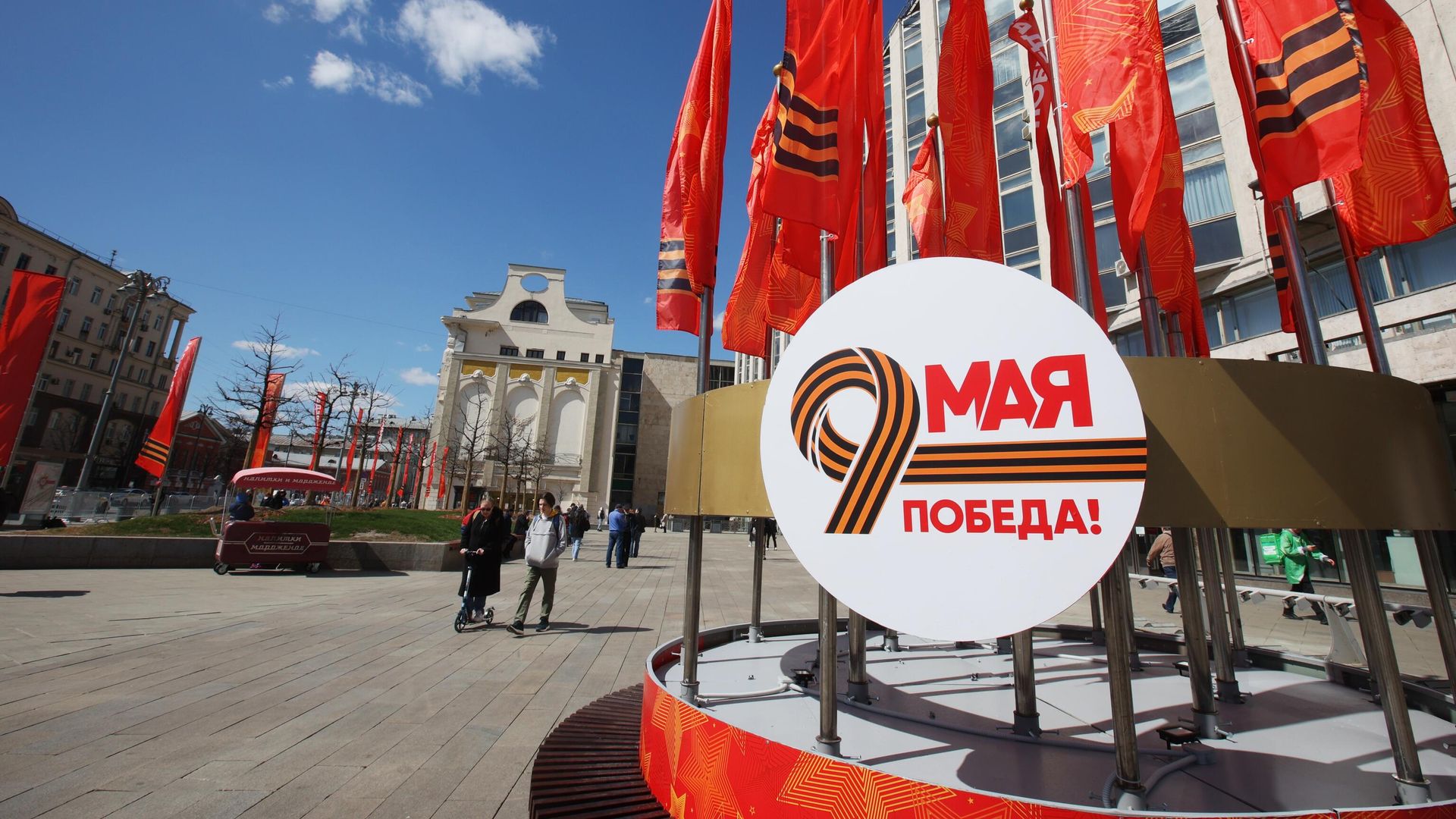 Уличное украшение ко Дню Победы на Тверской улице в Москве Уличное украшение ко Дню Победы на Тверской улице в Москве - РИА Новости, 1920, 12.05.2022