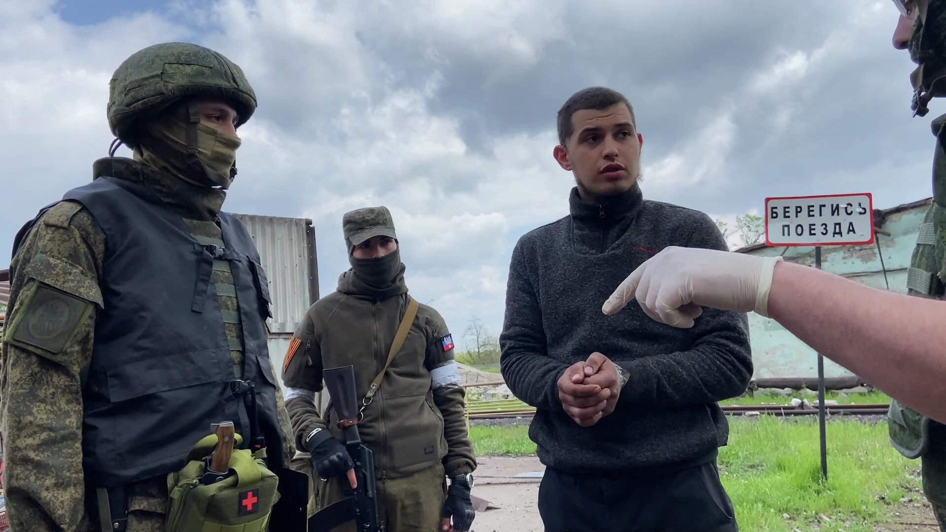Военнопленный Иван Сырица дает показания российским следователям Военнопленный Иван Сырица дает показания российским следователям - РИА Новости, 1920, 05.05.2022