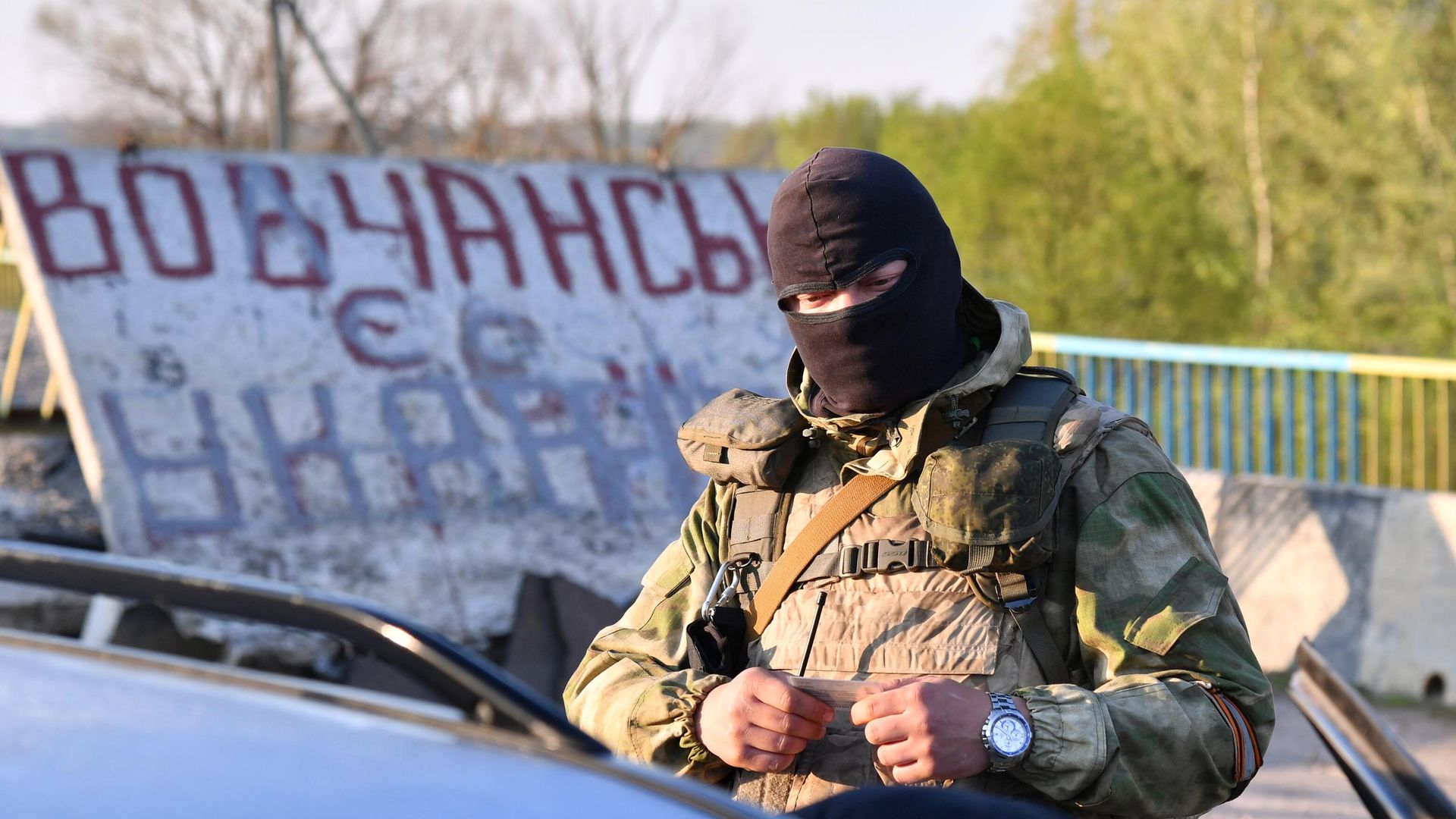 Боец МВД ЛНР несет службу на блокпосту в Волчанске Харьковской области - РИА Новости, 1920, 21.05.2024