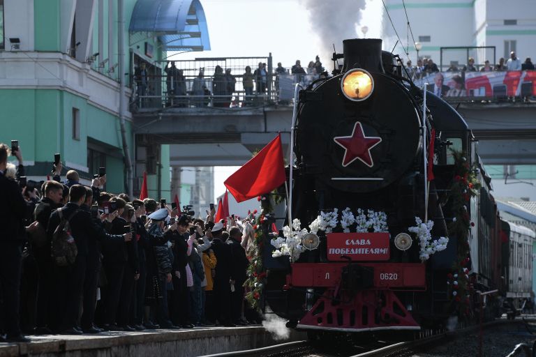 Встреча ретро-поезда Эшелон Победы на вокзале Новосибирск-Главный Встреча ретро-поезда Эшелон Победы на вокзале Новосибирск-Главный