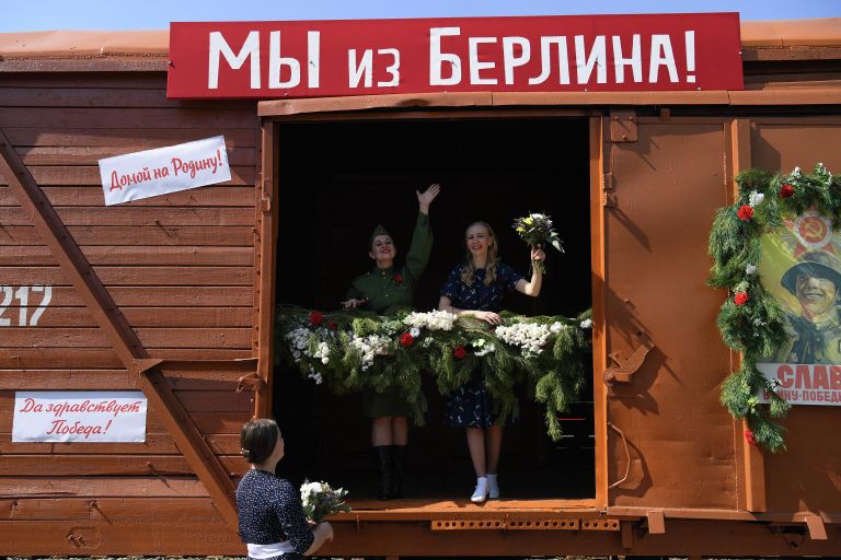 Участницы театрализованной постановки встречи ретро-поезда Эшелон Победы на вокзале Новосибирск-Главный Участницы театрализованной постановки встречи ретро-поезда Эшелон Победы на вокзале Новосибирск-Главный