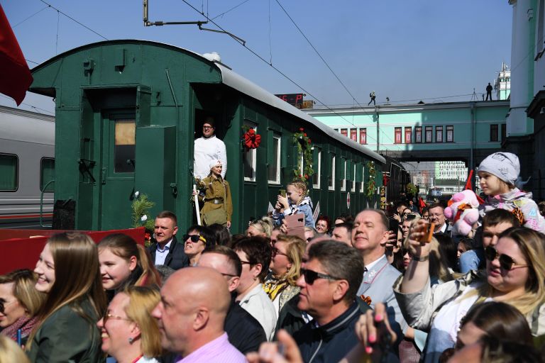 Люди встречают ретро-поезд Эшелон Победы на вокзале Новосибирск-Главный Люди встречают ретро-поезд Эшелон Победы на вокзале Новосибирск-Главный