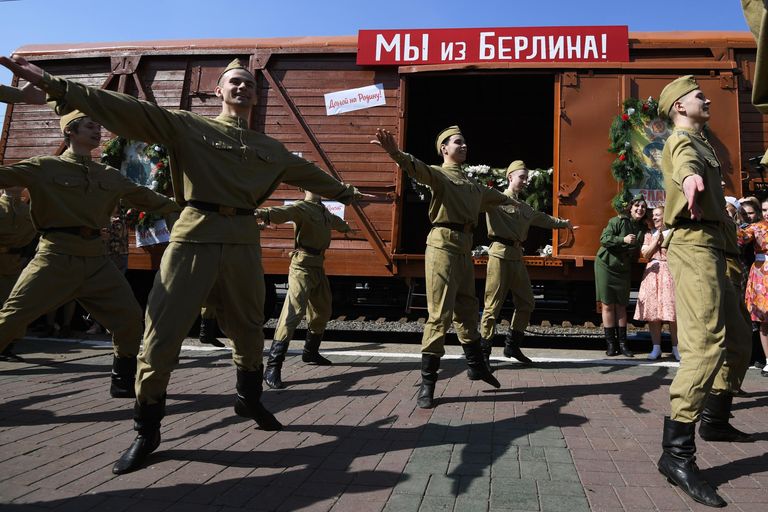 Участники театрализованной постановки встречи ретро-поезда Эшелон Победы на вокзале Новосибирск-Главный Участники театрализованной постановки встречи ретро-поезда Эшелон Победы на вокзале Новосибирск-Главный
