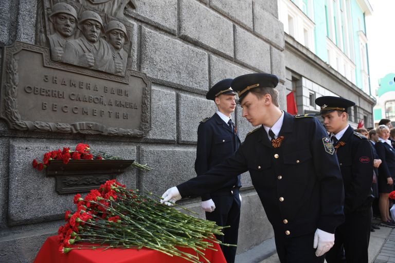 Возложение цветов к мемориальному барельефу на церемонии встречи ретро-поезда Эшелон Победы на вокзале Новосибирск-Главный Возложение цветов к мемориальному барельефу на церемонии встречи ретро-поезда Эшелон Победы на вокзале Новосибирск-Главный