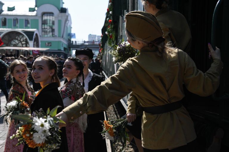 Участницы театрализованной постановки встречи ретро-поезда Эшелон Победы на вокзале Новосибирск-Главный Участницы театрализованной постановки встречи ретро-поезда Эшелон Победы на вокзале Новосибирск-Главный