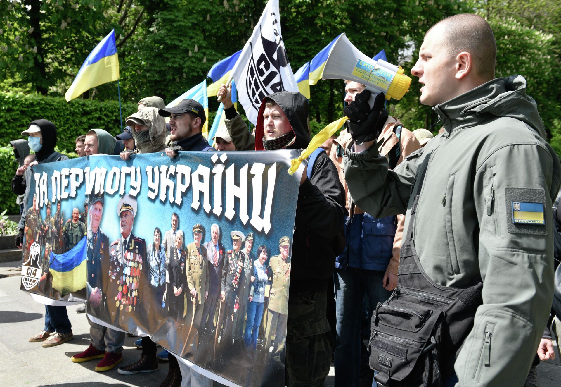 Марш участников Организации украинских националистов С14 (запрещенная в России организация), протестующих против акции Бессмертный полк в Киеве Марш участников Организации украинских националистов С14 (запрещенная в России организация), протестующих против акции Бессмертный полк в Киеве - РИА Новости, 1920, 06.05.2022