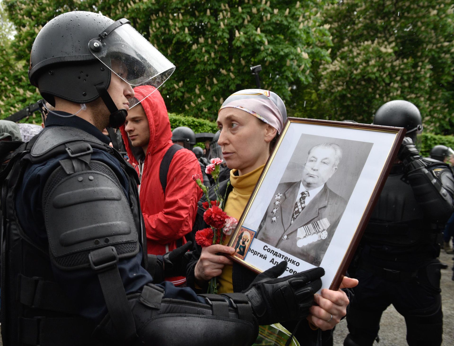 Участница акции Бессмертный полк в Киеве. Участница акции Бессмертный полк в Киеве. - РИА Новости, 1920, 06.05.2022