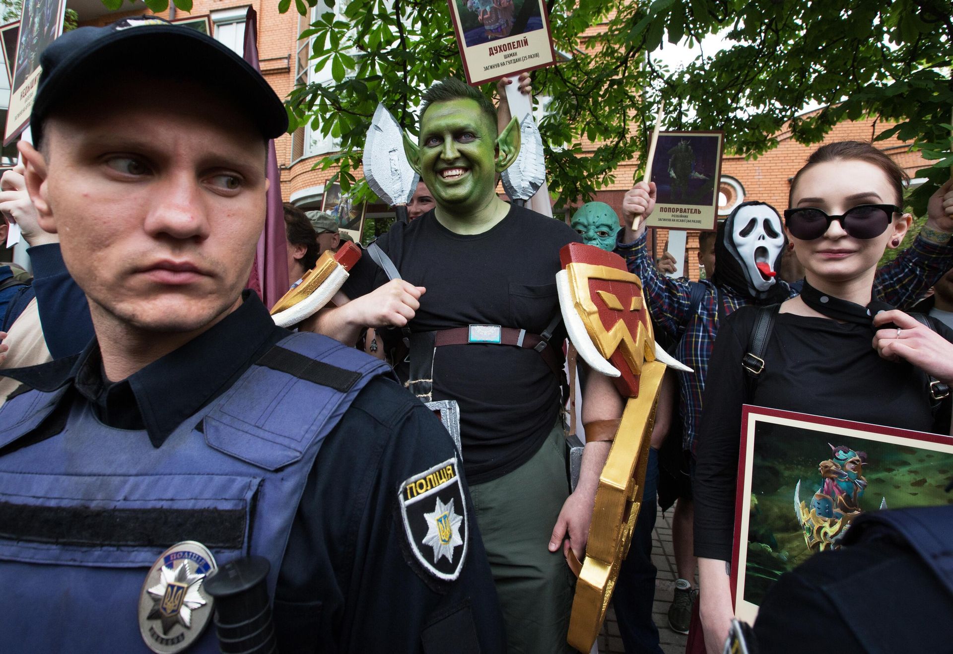Участники флешмоба держат портреты героев компьютерной игры World of Warcraft в Киеве, где прошла акции Бессмертный полк, 2018 год. Участники флешмоба держат портреты героев компьютерной игры World of Warcraft в Киеве, где прошла акции Бессмертный полк, 2018 год. - РИА Новости, 1920, 06.05.2022