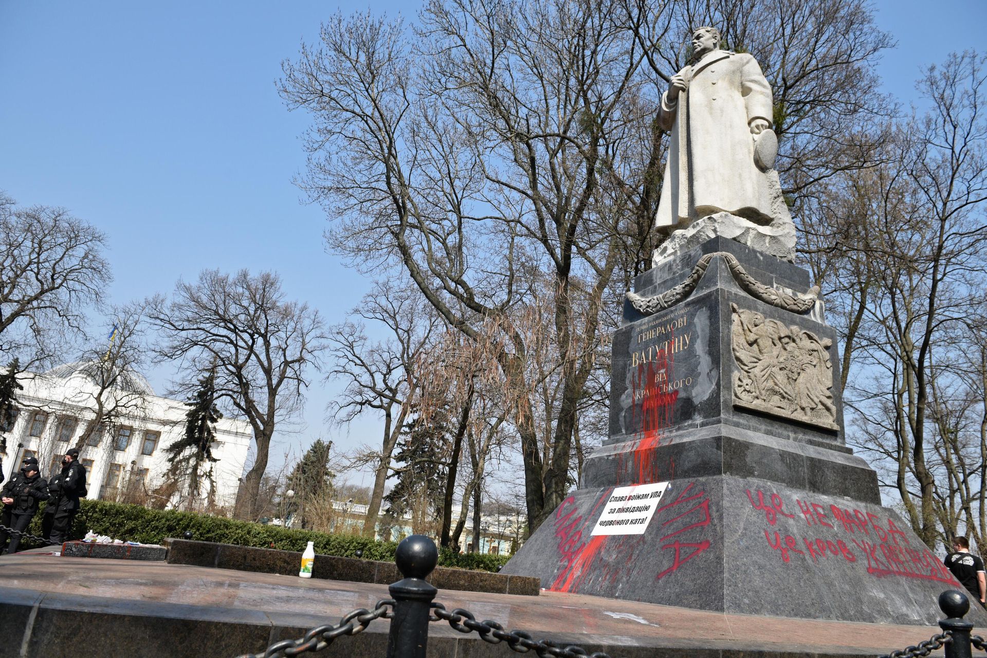 Памятник генералу Николаю Ватутину в Киеве, облитый красной краской представителями националистической организации С14 (запрещенная в России организация). Памятник генералу Николаю Ватутину в Киеве, облитый красной краской представителями националистической организации С14 (запрещенная в России организация). - РИА Новости, 1920, 06.05.2022