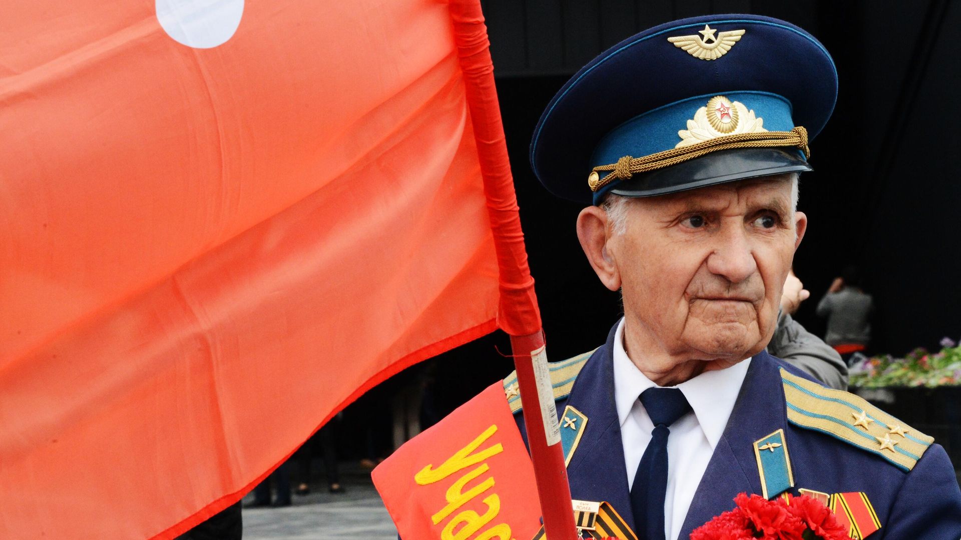Ветеран Великой Отечественной войны в парке Ленинского Комсомола на праздновании Дня Победы 9 мая в Донецке.
Ветеран Великой Отечественной войны в парке Ленинского Комсомола на праздновании Дня Победы 9 мая в Донецке.
- РИА Новости, 1920, 08.05.2022