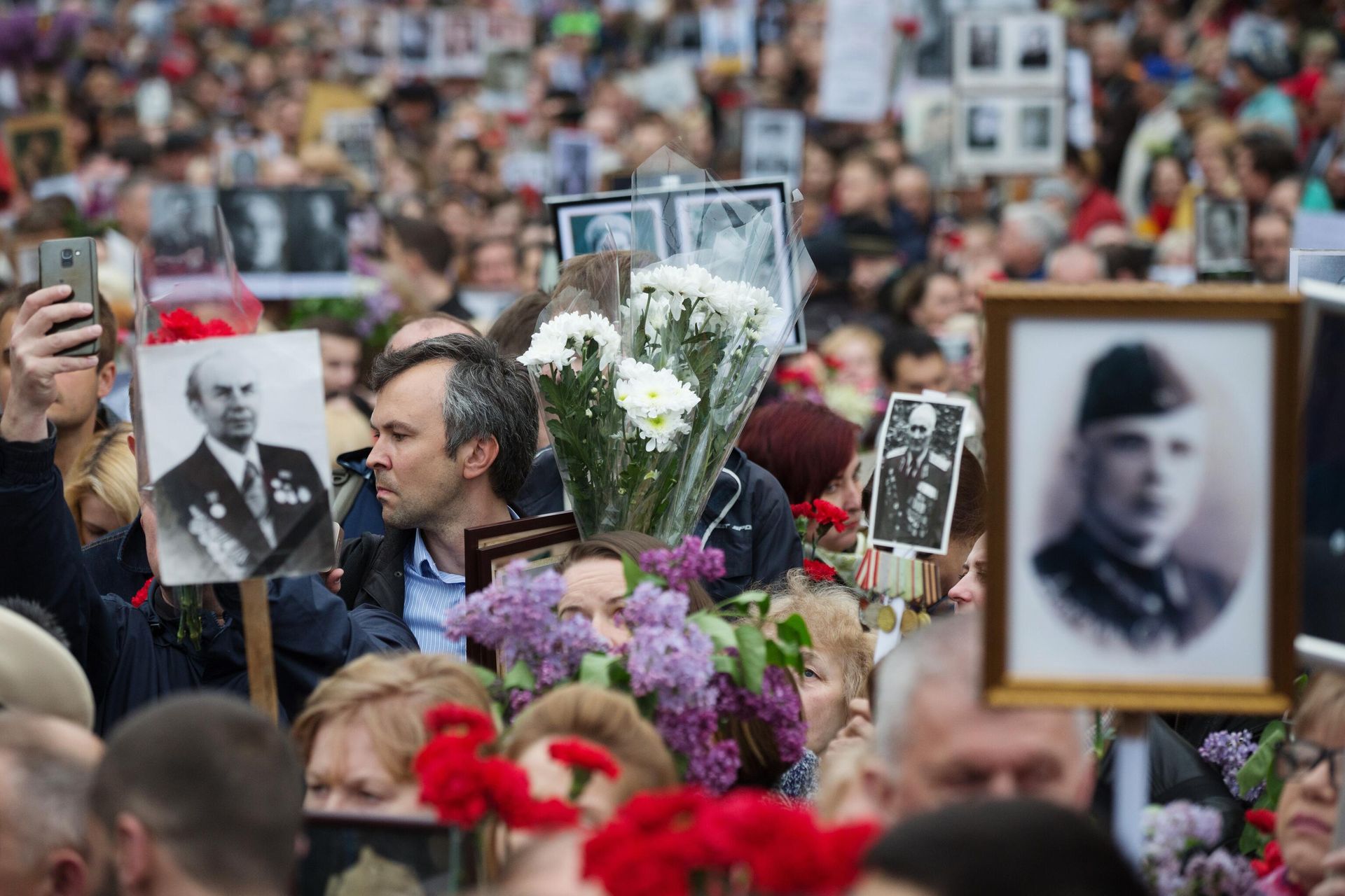 Участники акции Бессмертный полк в Киеве, посвященной 74-й годовщине Победы в Великой Отечественной войне, 2019 год. Участники акции Бессмертный полк в Киеве, посвященной 74-й годовщине Победы в Великой Отечественной войне, 2019 год. - РИА Новости, 1920, 06.05.2022