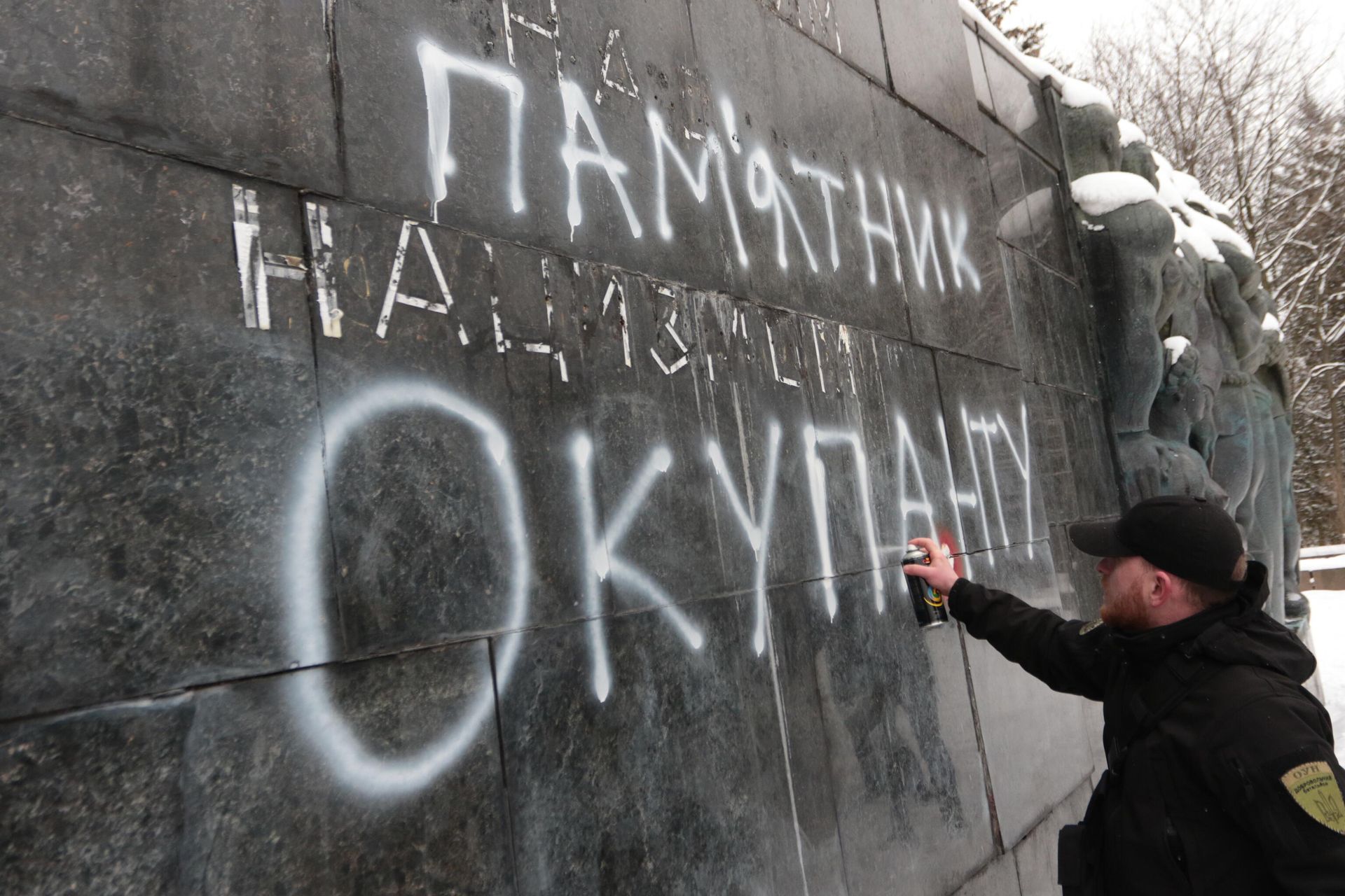 Националист наносит надпись Памятник оккупанту на Монумент Славы во Львове. Националист наносит надпись Памятник оккупанту на Монумент Славы во Львове. - РИА Новости, 1920, 06.05.2022