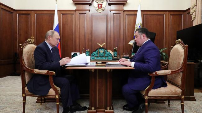 Президент РФ Владимир Путин и губернатор Тверской области Игорь Руденя во время встречи