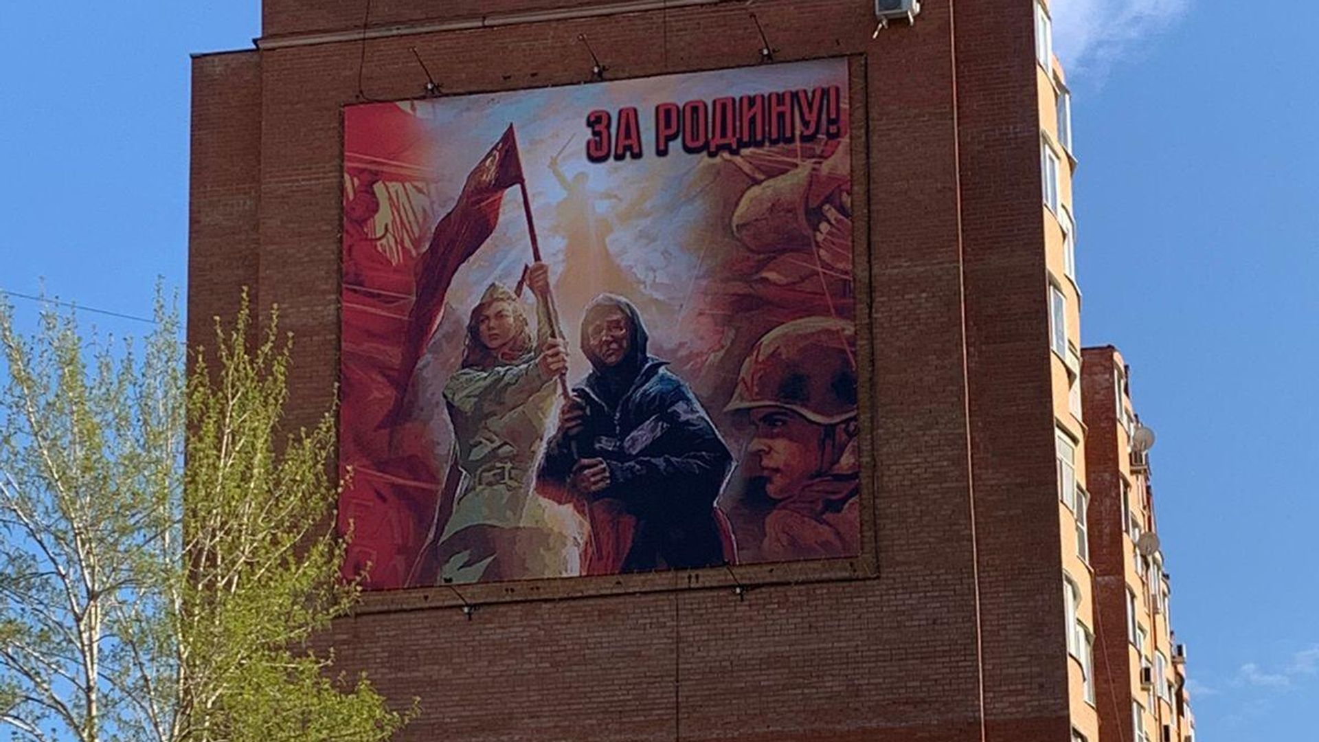 Плакат с изображением украинской бабушки Анны на доме в Тольятти Плакат с изображением украинской бабушки Анны на доме в Тольятти - РИА Новости, 1920, 06.05.2022