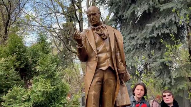 Открытие памятника Владимиру Этушу на Новодевичьем кладбище в Москве