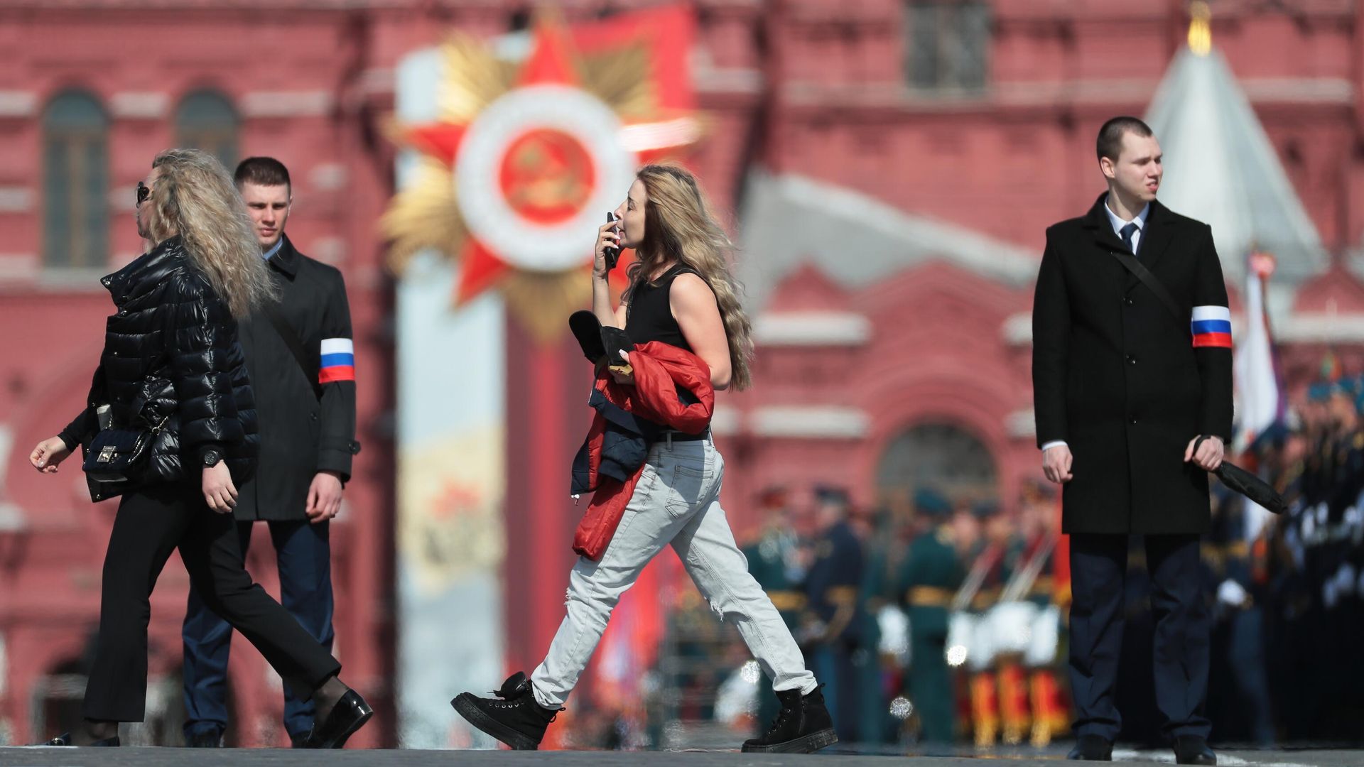 Москвичи прогуливаются перед началом генеральной репетиции военного парада на Красной площади Москвичи прогуливаются перед началом генеральной репетиции военного парада на Красной площади - РИА Новости, 1920, 14.05.2022