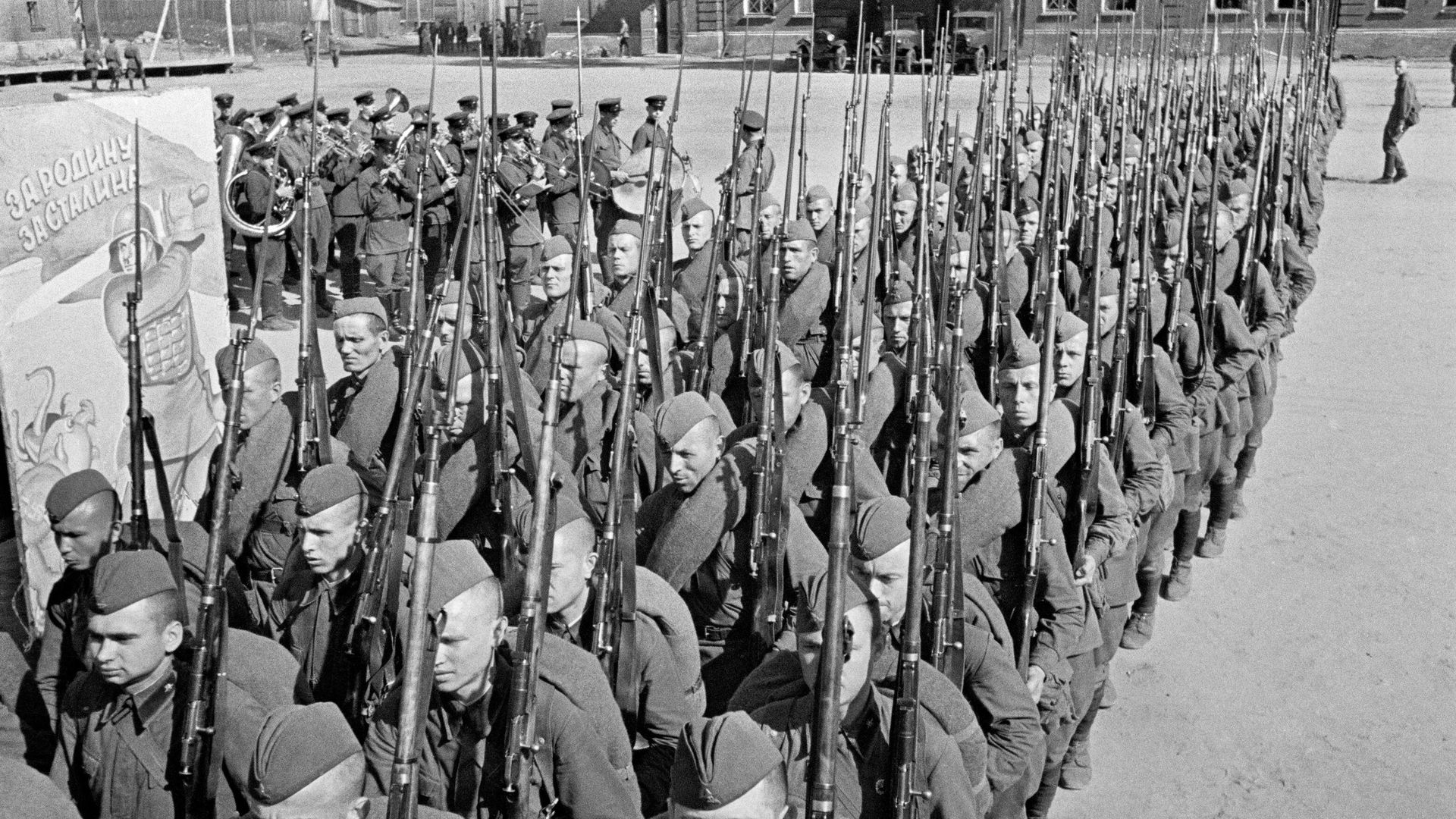 Великая Отечественная война 1941-1945 гг. Мобилизация. Колонны бойцов движутся на фронт Великая Отечественная война 1941-1945 гг. Мобилизация. Колонны бойцов движутся на фронт - РИА Новости, 1920, 22.06.2022