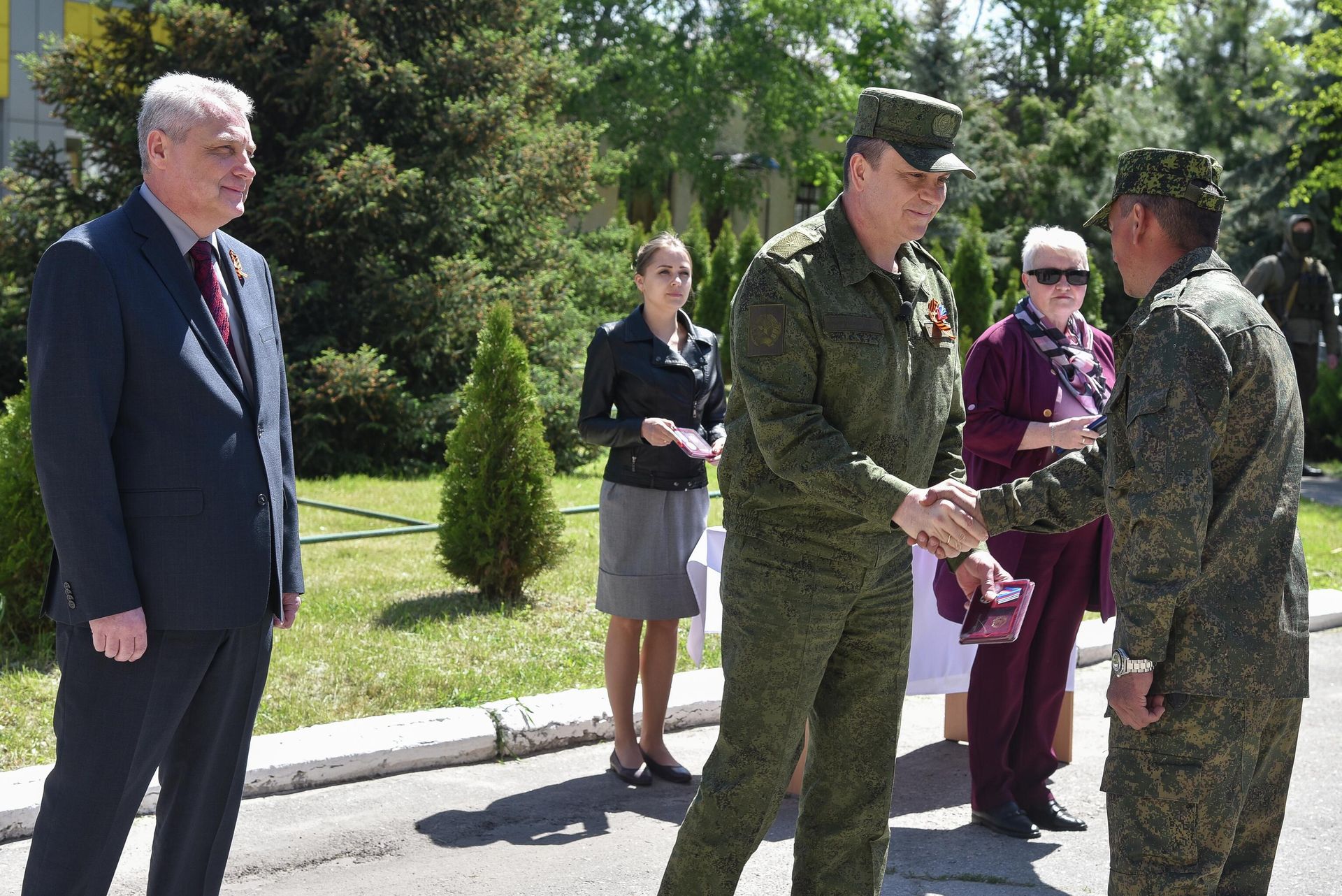 Глава Луганской народной республики Леонид Пасечник наградил российских саперов и сотрудников ТЭС в городе Счастье Глава Луганской народной республики Леонид Пасечник наградил российских саперов и сотрудников ТЭС в городе Счастье - РИА Новости, 1920, 07.05.2022