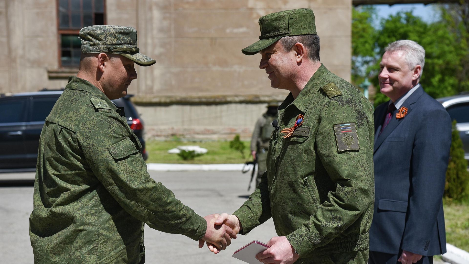 Глава Луганской народной республики Леонид Пасечник наградил российских саперов и сотрудников ТЭС в городе Счастье Глава Луганской народной республики Леонид Пасечник наградил российских саперов и сотрудников ТЭС в городе Счастье - РИА Новости, 1920, 07.05.2022