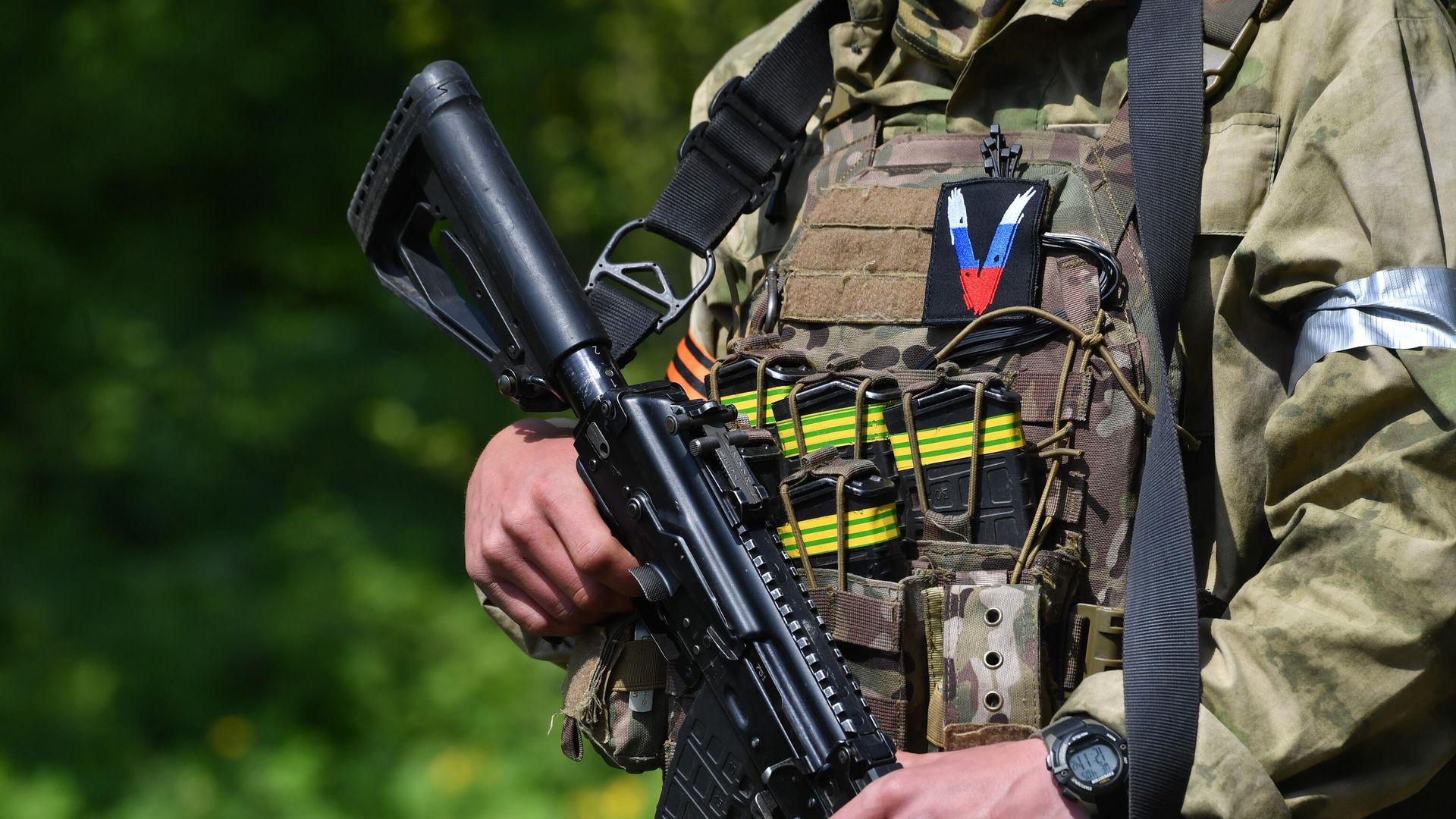 Нашивка со знаком V на форме военнослужащего разведгруппы ВС России Нашивка со знаком V на форме военнослужащего разведгруппы ВС России - РИА Новости, 1920, 23.11.2022