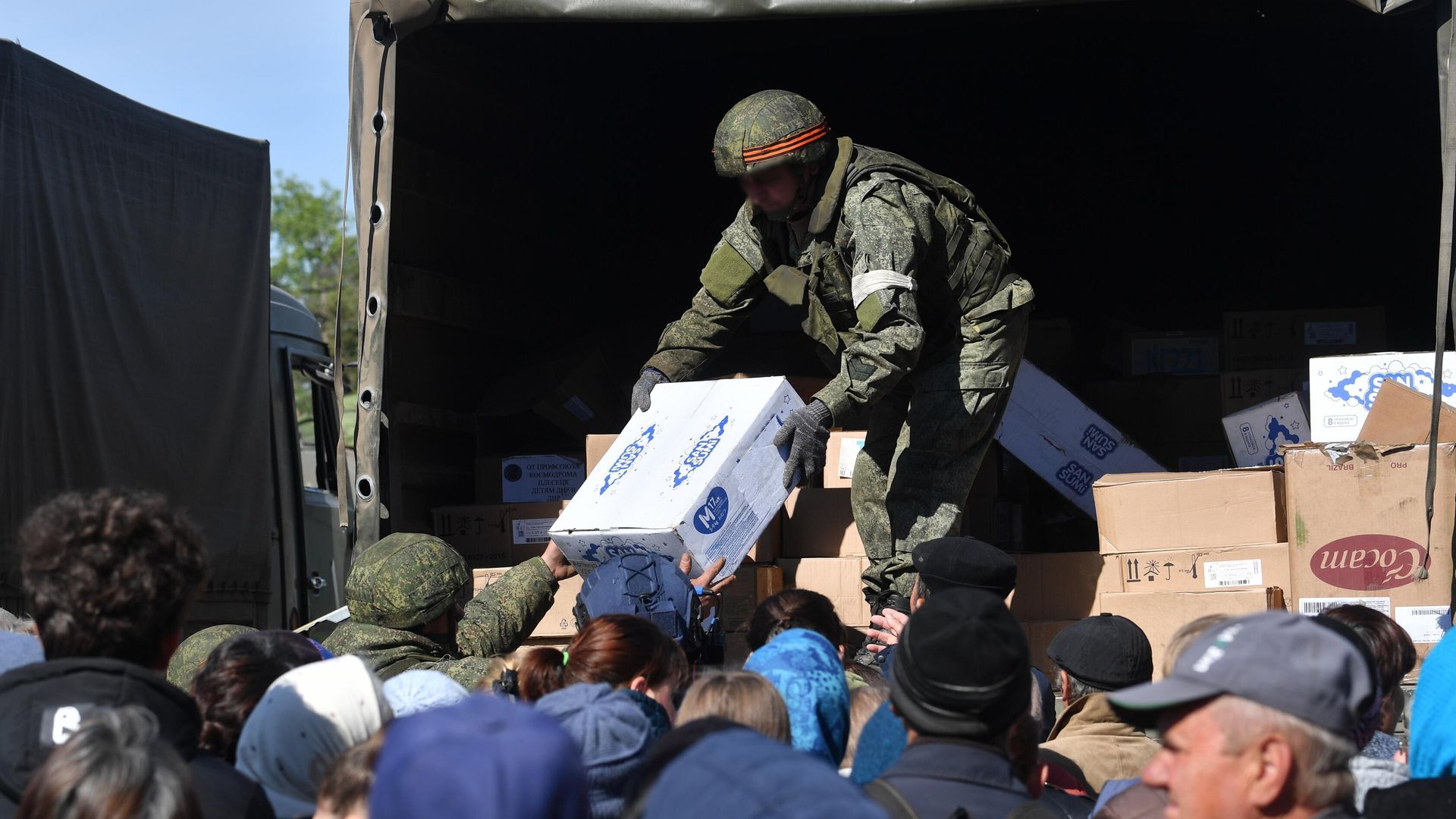 Военнослужащие ВС РФ раздают российскую гуманитарную помощь жителям одного из сел в Харьковской области Военнослужащие ВС РФ раздают российскую гуманитарную помощь жителям одного из сел в Харьковской области - РИА Новости, 1920, 22.07.2022