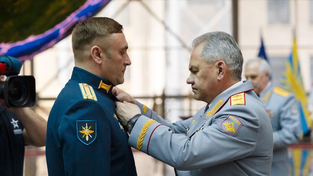 Министр обороны России вручает медаль Золотая Звезда подполковнику Дмитрию Литвинову Министр обороны России вручает медаль Золотая Звезда подполковнику Дмитрию Литвинову - РИА Новости, 1920, 08.05.2022