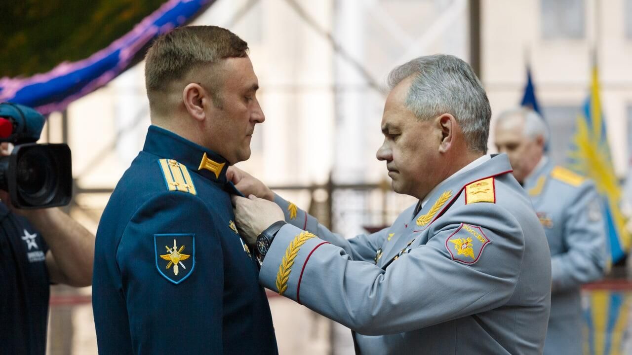 Министр обороны России вручает медаль Золотая Звезда подполковнику Дмитрию Литвинову Министр обороны России вручает медаль Золотая Звезда подполковнику Дмитрию Литвинову - РИА Новости, 1920, 08.05.2022