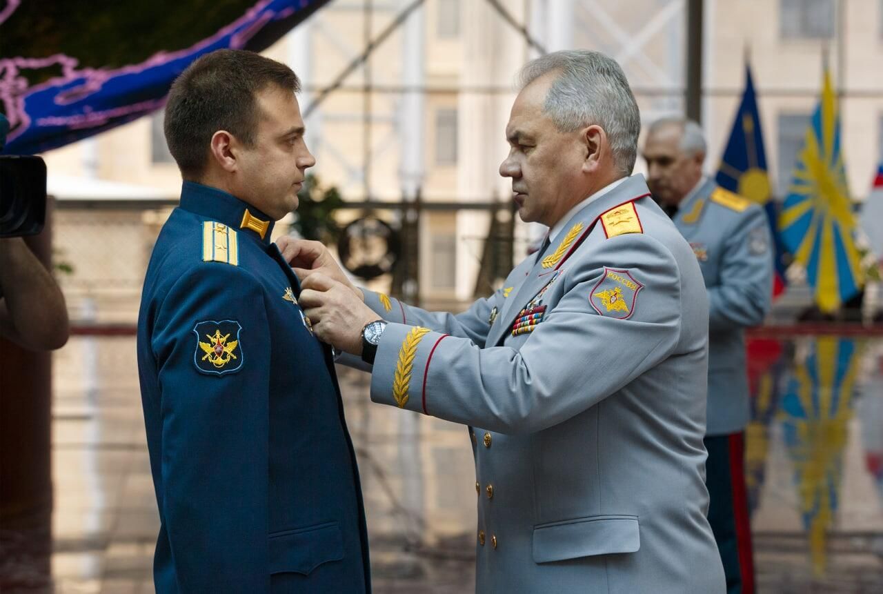 Министр обороны России вручает медаль Золотая Звезда майору Виктору Дудину Министр обороны России вручает медаль Золотая Звезда майору Виктору Дудину - РИА Новости, 1920, 08.05.2022