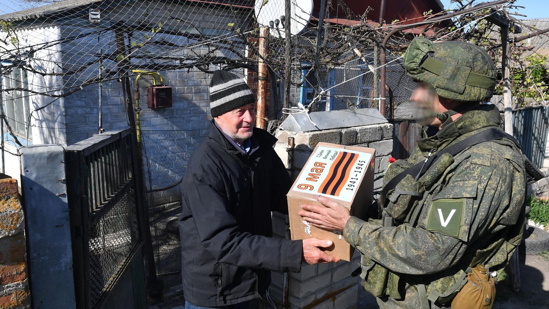 Военнослужащий ВС РФ раздает российскую гуманитарную помощь жителям одного из сел в Харьковской области Военнослужащий ВС РФ раздает российскую гуманитарную помощь жителям одного из сел в Харьковской области - РИА Новости, 1920, 18.05.2022