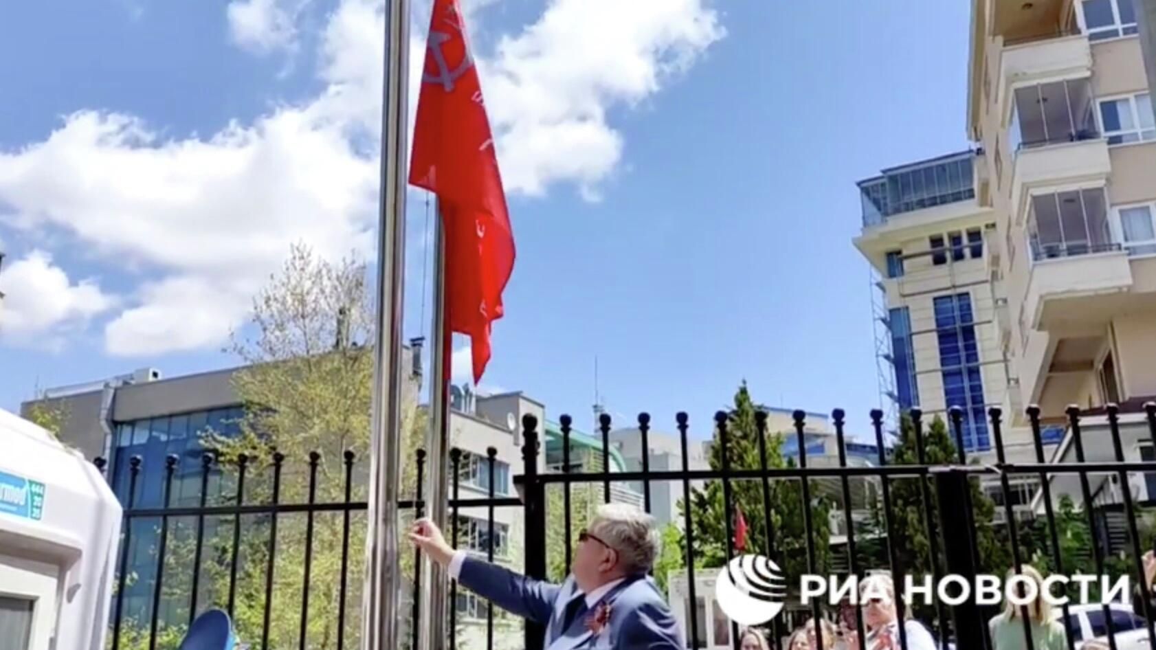 Посол России в Турции Алексей Ерхов поднимает Знамя Победы в Анкаре - РИА Новости, 1920, 08.05.2022