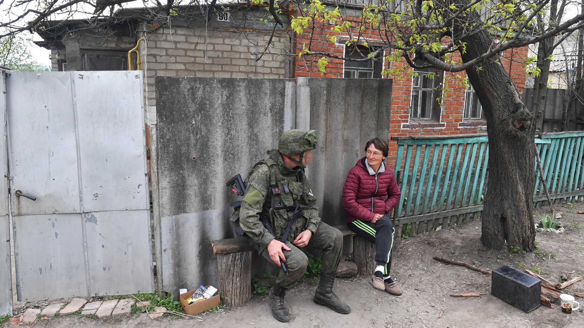 Мирное общение военнослужащих РФ с местным населением в Харьковской области Мирное общение военнослужащих РФ с местным населением в Харьковской области - РИА Новости, 1920, 10.06.2025