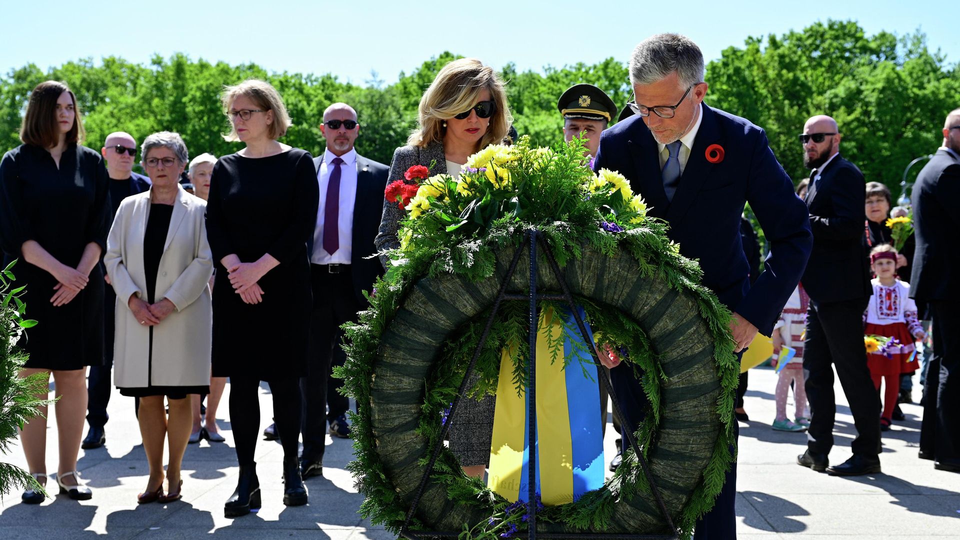 Посол Украины в Германии Андрей Мельник у мемориала павшим советским воинам в Тиргартене, Берлин Посол Украины в Германии Андрей Мельник у мемориала павшим советским воинам в Тиргартене, Берлин - РИА Новости, 1920, 08.05.2022