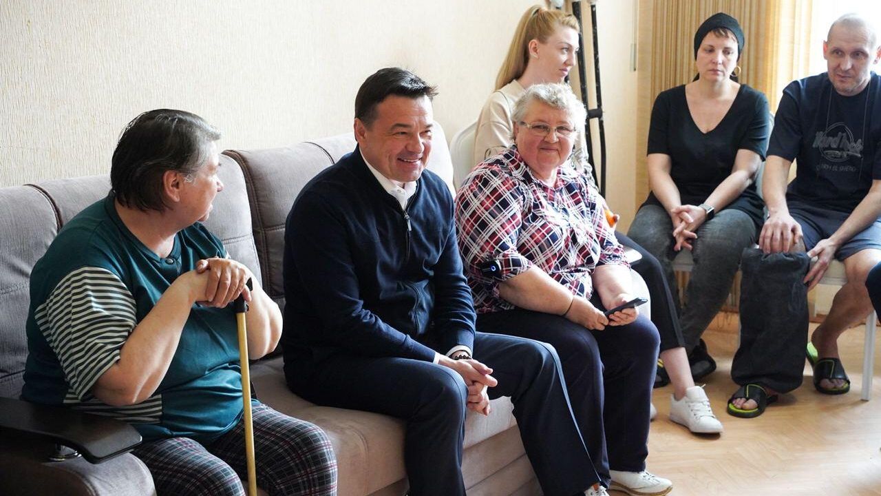Губернатор Московской области Андрей Воробьев навестил жильцов дома в Ступино, где 11 апреля произошёл взрыв газа Губернатор Московской области Андрей Воробьев навестил жильцов дома в Ступино, где 11 апреля произошёл взрыв газа - РИА Новости, 1920, 08.05.2022