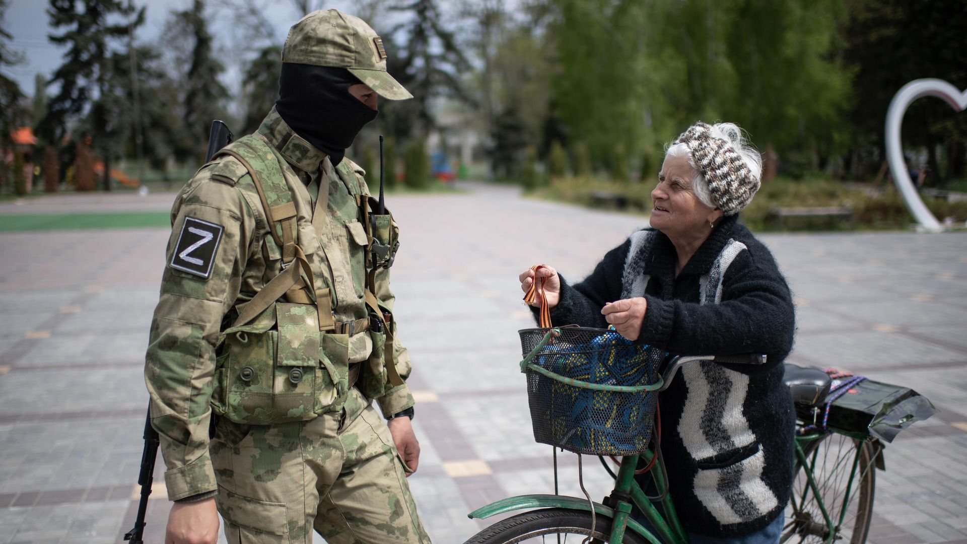 Российские военнослужащие раздают георгиевские ленточки жителям Херсонской области Российские военнослужащие раздают георгиевские ленточки жителям Херсонской области - РИА Новости, 1920, 08.06.2022