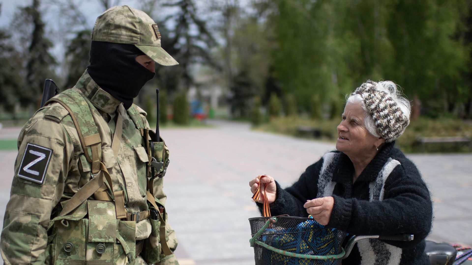 Российские военнослужащие раздают георгиевские ленточки жителям Херсонской области Российские военнослужащие раздают георгиевские ленточки жителям Херсонской области - РИА Новости, 1920, 09.05.2022