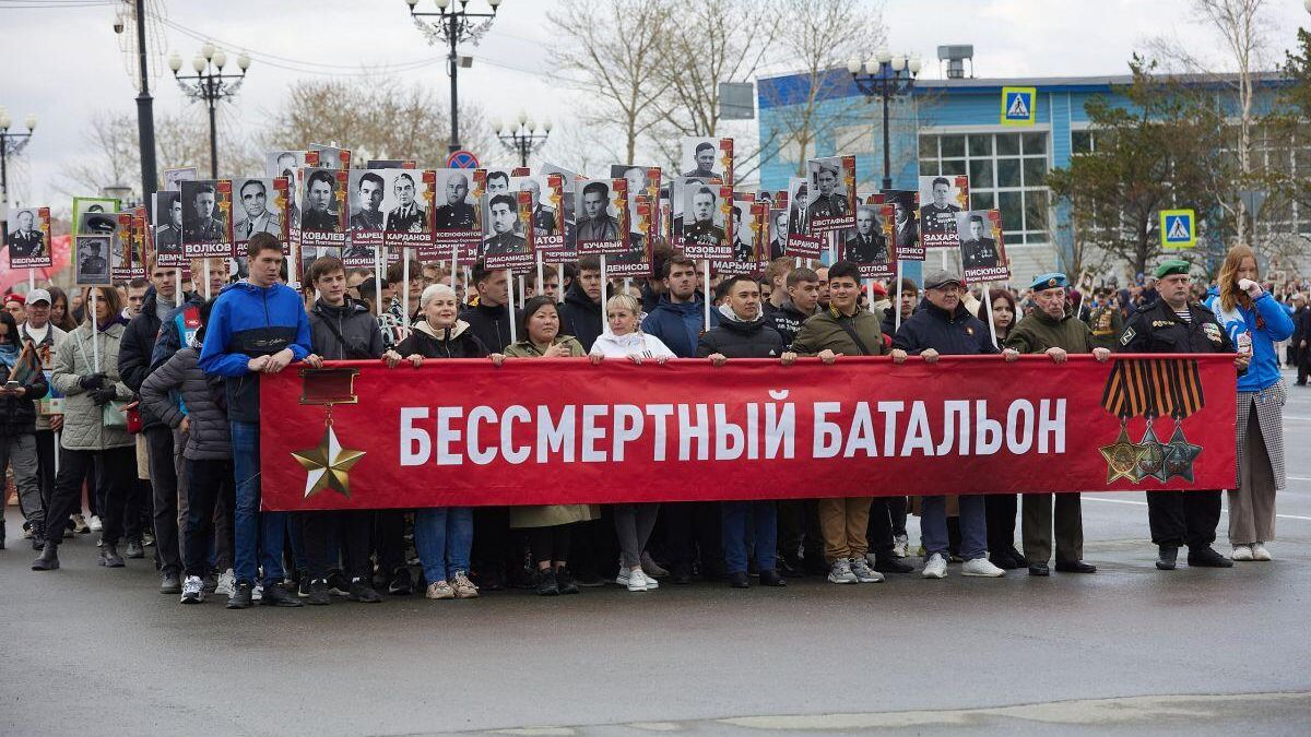Участники акции Бессмертный полк, посвященной 77-й годовщине Победы в Великой Отечественной войне, в Южно-Сахалинске Участники акции Бессмертный полк, посвященной 77-й годовщине Победы в Великой Отечественной войне, в Южно-Сахалинске - РИА Новости, 1920, 09.05.2022