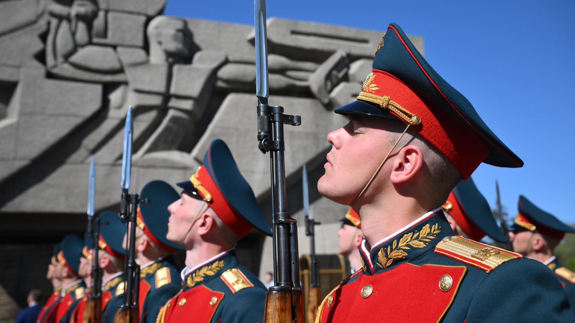 Участники военного парада возле мемориала обороны Севастополя Участники военного парада возле мемориала обороны Севастополя - РИА Новости, 1920, 23.02.2026
