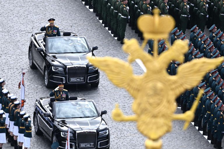 Министр обороны РФ Сергей Шойгу и главнокомандующий сухопутными войсками РФ Олег Салюков на военном параде, посвящённом 77-й годовщине Победы в Великой Отечественной войне на Красной площади в Москве