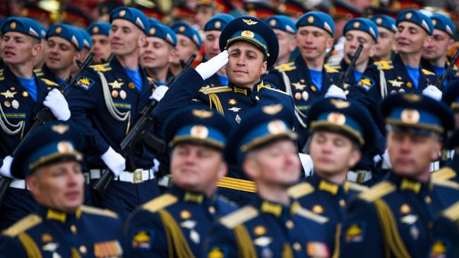 Курсанты Военно-воздушной академии имени профессора Н. Е. Жуковского и Ю. А. Гагарина на военном параде в честь 77-й годовщины Победы в Великой Отечественной войне Курсанты Военно-воздушной академии имени профессора Н. Е. Жуковского и Ю. А. Гагарина на военном параде в честь 77-й годовщины Победы в Великой Отечественной войне
