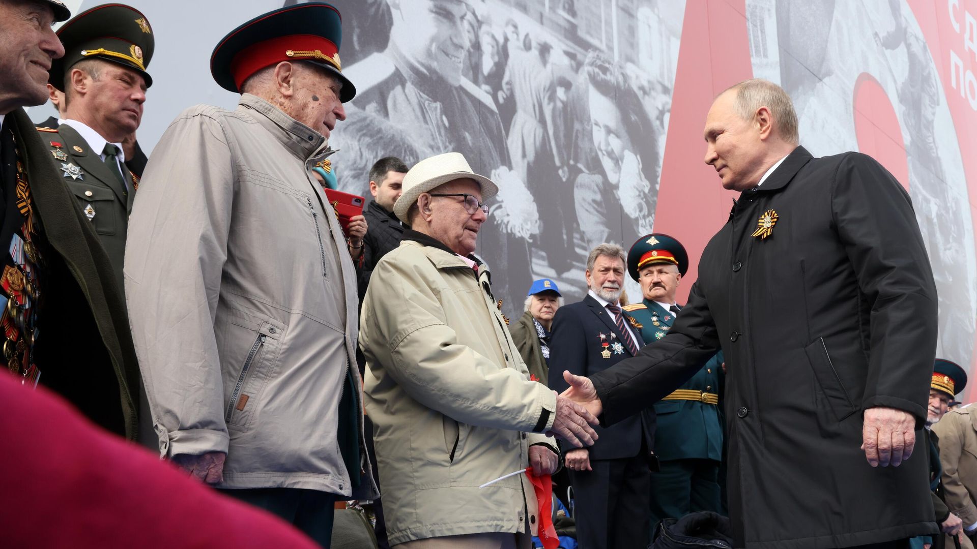 Президент России Владимир Путин с ветеранами перед началом военного парада в ознаменование 77-й годовщины Победы в Великой Отечественной войне 1941-1945 годов на Красной площади в Москве Президент России Владимир Путин с ветеранами перед началом военного парада в ознаменование 77-й годовщины Победы в Великой Отечественной войне 1941-1945 годов на Красной площади в Москве - РИА Новости, 1920, 09.05.2022
