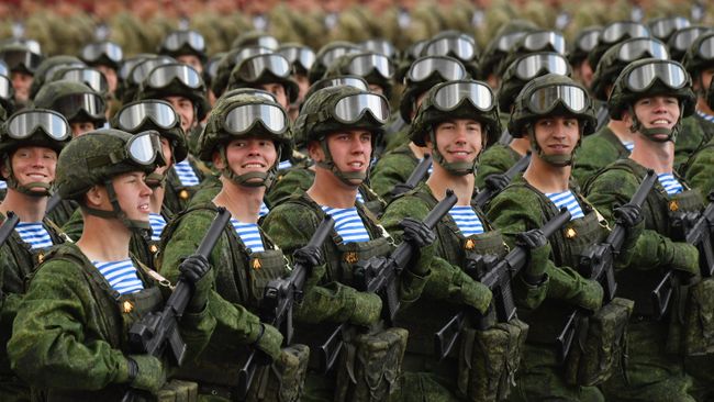 Военнослужащие воздушно-десантных войск на военном параде в честь 77-й годовщины Победы в Великой Отечественной войне Военнослужащие воздушно-десантных войск на военном параде в честь 77-й годовщины Победы в Великой Отечественной войне