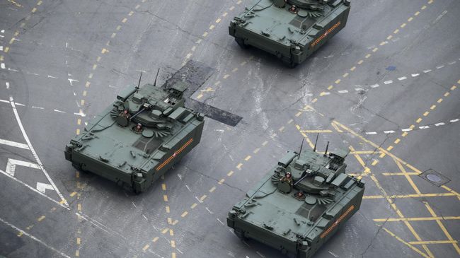 Боевая машина пехоты (БМП) на гусеничной платформе Курганец-25 с боевым модулем Эпоха на военном параде, посвященном 77-й годовщине Победы в Великой Отечественной войне, на Красной площади в Москве Боевая машина пехоты (БМП) на гусеничной платформе Курганец-25 с боевым модулем Эпоха на военном параде, посвященном 77-й годовщине Победы в Великой Отечественной войне, на Красной площади в Москве