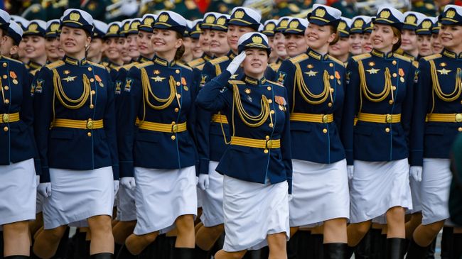 Парадный расчет женщин-военнослужащих на военном параде в честь 77-й годовщины Победы в Великой Отечественной войне Парадный расчет женщин-военнослужащих на военном параде в честь 77-й годовщины Победы в Великой Отечественной войне