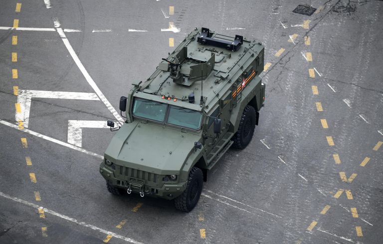 Бронеавтомобиль К-4386 Тайфун-ВДВ с 30-мм дистанционно-управляемым боевым модулем 32В01 на военном параде, посвященном 77-й годовщине Победы в Великой Отечественной войне, на Красной площади в Москве