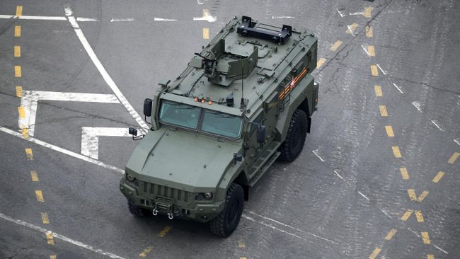 Бронеавтомобиль К-4386 Тайфун-ВДВ с 30-мм дистанционно-управляемым боевым модулем 32В01 на военном параде, посвященном 77-й годовщине Победы в Великой Отечественной войне, на Красной площади в Москве Бронеавтомобиль К-4386 Тайфун-ВДВ с 30-мм дистанционно-управляемым боевым модулем 32В01 на военном параде, посвященном 77-й годовщине Победы в Великой Отечественной войне, на Красной площади в Москве
