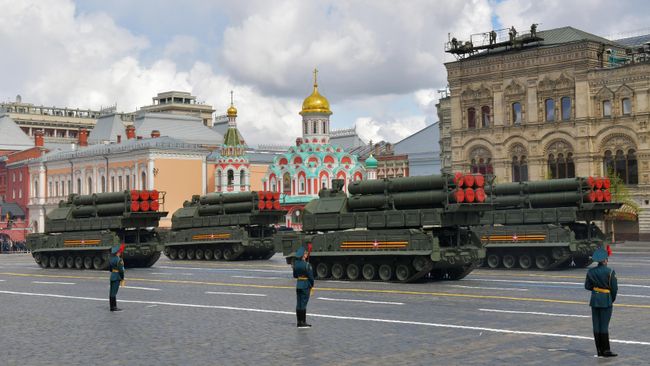 Зенитно-ракетные комплексы (ЗРК) Бук-М3 на военном параде в честь 77-й годовщины Победы в Великой Отечественной войне Зенитно-ракетные комплексы (ЗРК) Бук-М3 на военном параде в честь 77-й годовщины Победы в Великой Отечественной войне