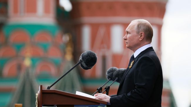 Президент России Владимир Путин выступает на военном параде в ознаменование 77-й годовщины Победы в Великой Отечественной войне на Красной площади в Москве Президент России Владимир Путин выступает на военном параде в ознаменование 77-й годовщины Победы в Великой Отечественной войне на Красной площади в Москве