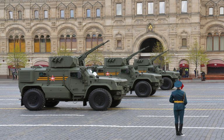 Бронеавтомобили Тайфун-ВДВ с дистанционно-управляемым боевым модулем на военном параде в честь 77-й годовщины Победы в Великой Отечественной войне