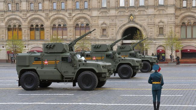 Бронеавтомобили Тайфун-ВДВ с дистанционно-управляемым боевым модулем на военном параде в честь 77-й годовщины Победы в Великой Отечественной войне Бронеавтомобили Тайфун-ВДВ с дистанционно-управляемым боевым модулем на военном параде в честь 77-й годовщины Победы в Великой Отечественной войне