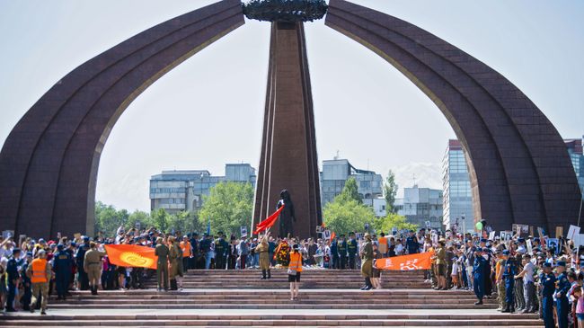 Участники празднования Дня Победы на площади Победы в Бишкеке